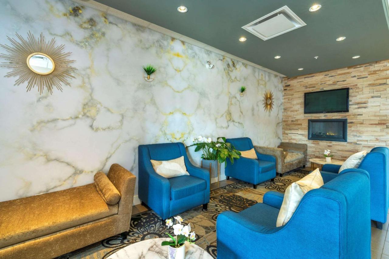 Comfort Inn & Suites Суррей Екстер'єр фото