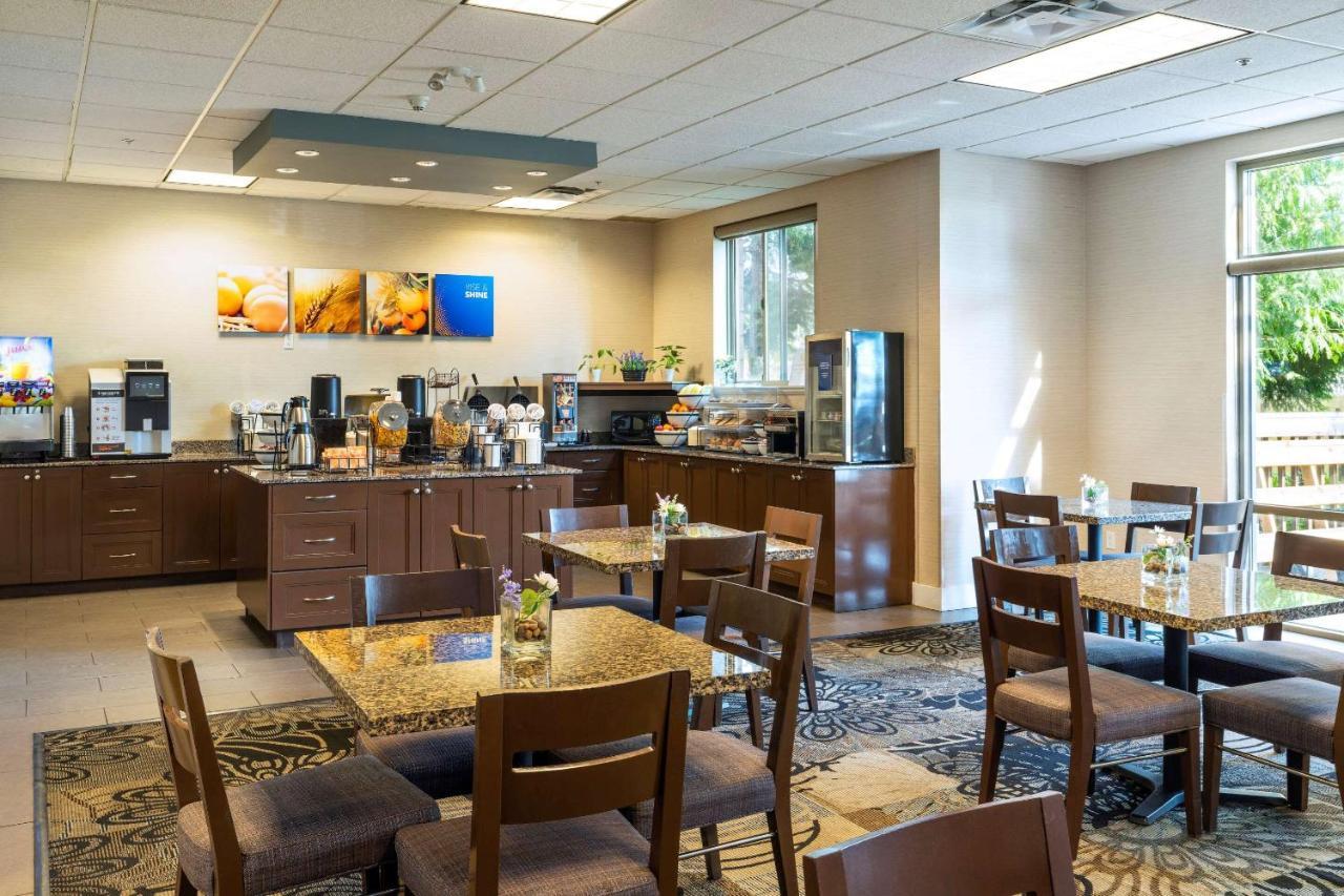 Comfort Inn & Suites Суррей Екстер'єр фото