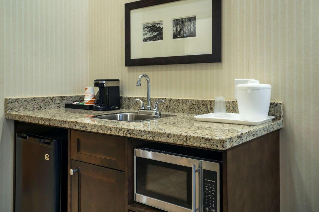 Comfort Inn & Suites Суррей Екстер'єр фото