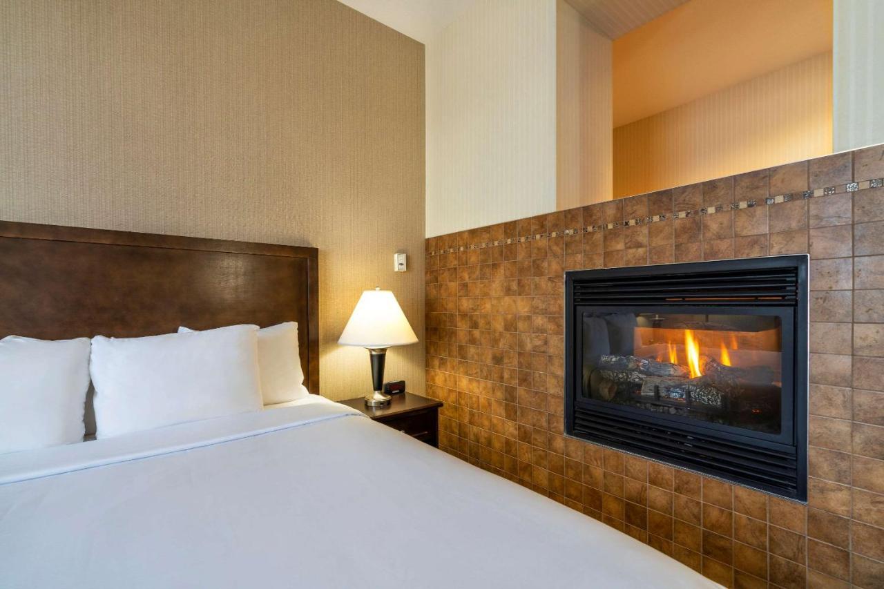 Comfort Inn & Suites Суррей Екстер'єр фото